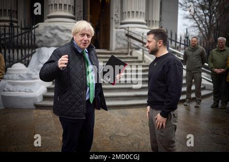 Kiev, Ucraina. 22nd Jan, 2023. Il presidente ucraino Volodymyr Zelenskyy, a destra, dà il benvenuto all'ex primo ministro britannico Boris Johnson nell'edificio dell'amministrazione presidenziale, 22 gennaio 2023 a Kiev, Ucraina. Credit: Ukraine Presidency/Ukraine Presidency/Alamy Live News Foto Stock