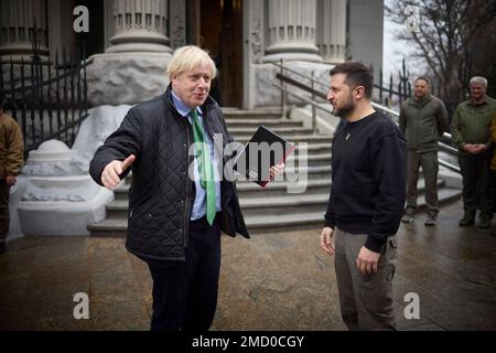 Kiev, Ucraina. 22nd Jan, 2023. Il presidente ucraino Volodymyr Zelenskyy, a destra, dà il benvenuto all'ex primo ministro britannico Boris Johnson nell'edificio dell'amministrazione presidenziale, 22 gennaio 2023 a Kiev, Ucraina. Credit: Ukraine Presidency/Ukraine Presidency/Alamy Live News Foto Stock