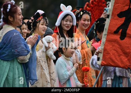 Edimburgo Scozia, Regno Unito 22 gennaio 2023. Le celebrazioni del Festival del Capodanno cinese sul Mound al di fuori della National Gallery of Scotland con danza e costume. credito sst/alamy notizie dal vivo Foto Stock