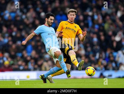 Ilkay Gundogan (a sinistra) di Manchester City e Nathan Collins di Wolverhampton Wanderers si battono per la palla durante la partita della Premier League all'Etihad Stadium, Manchester. Data immagine: Domenica 22 gennaio 2023. Foto Stock