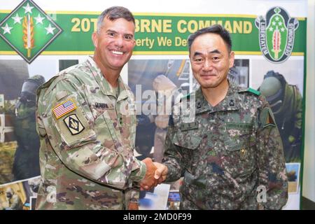 Il generale maggiore Antonio V. Munera (a sinistra), il comandante generale del comando CBRNE del 20th, si incontrò con il Briga dell'Esercito della Repubblica di Corea. Il generale Chang ho Kang, il comandante del comando delle munizioni dell'esercito del ROK, al quartier generale del comando del CBRNE del 20th ad Aberdeen Proving Ground, Maryland. I tecnici americani e sudcoreani per lo smaltimento di ordigni esplosivi stanno forgiando legami più forti per affrontare e sconfiggere dispositivi esplosivi a sostegno delle operazioni militari nella penisola coreana. STATI UNITI Foto dell'esercito di Andrew D. Monath. Foto Stock