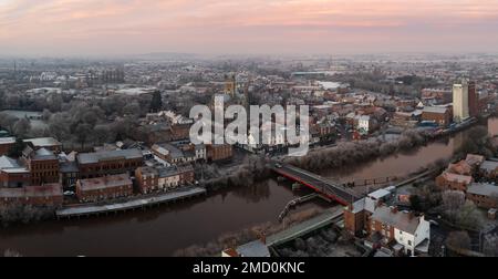 Una vista aerea della cittadina mercantile del North Yorkshire di Selby con il ponte sul fiume Ouse e gli edifici industriali Foto Stock