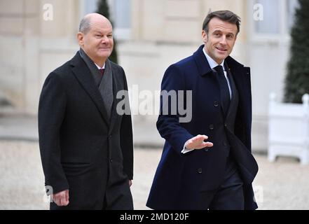 Il presidente francese Emmanuel Macron e il cancelliere tedesco OLAF Scholz giungono a una riunione del gabinetto, nel quadro della celebrazione del 60th° anniversario della firma del Trattato Elysee, per suggellare la riconciliazione tra la Francia e la Germania occidentale, 18 anni dopo la seconda guerra mondiale al palazzo presidenziale Elysee di Parigi il 22 gennaio 2023. La data della riunione è altamente simbolica: Sessant'anni dopo che Charles de Gaulle e Konrad Adenauer firmarono il Trattato Elysee, che "segnò la fine dei decenni, se non dei secoli, di feroci rivalità e guerre sanguinose”, scrivono i due leader Foto Stock