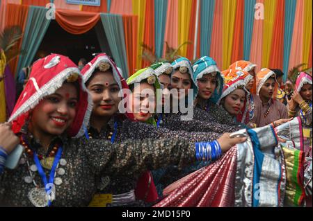 Nuova Delhi, Delhi, India. 22nd Jan, 2023. Gli artisti popolari dello stato di Haryana posano per una fotografia durante un'anteprima stampa tableaux come parte delle prove del giorno della Repubblica a Nuova Delhi. (Credit Image: © Kabir Jhangiani/ZUMA Press Wire) SOLO PER USO EDITORIALE! Non per USO commerciale! Foto Stock