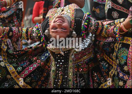 22 gennaio 2023, Nuova Delhi, Delhi, India: Un artista folkloristico di danza di stato del Rajasthan durante un'anteprima di stampa tableaux come parte delle prove di giorno della Repubblica a Nuova Delhi. (Credit Image: © Kabir Jhangiani/ZUMA Press Wire) SOLO PER USO EDITORIALE! Non per USO commerciale! Foto Stock