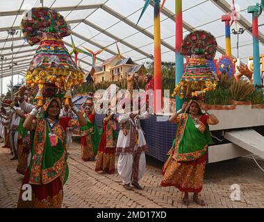 Nuova Delhi, Delhi, India. 22nd Jan, 2023. Gli artisti folk del Gujarat danzano durante un tableaux press preview come parte delle prove del Republic Day a Nuova Delhi. (Credit Image: © Kabir Jhangiani/ZUMA Press Wire) SOLO PER USO EDITORIALE! Non per USO commerciale! Foto Stock