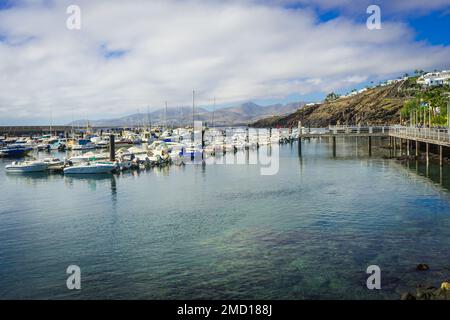 Barche ormeggiate nel porto / porto turistico a Puerto del Carmen, Lanzarote. Foto Stock