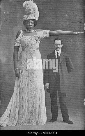 Mme Abomah - Ella Grigsby, nata nel 1865, a soli 10 mesi dalla fine della schiavitù. Donna afro-americana alta. Foto Stock