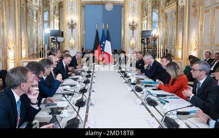 Il presidente francese Emmanuel Macron e il cancelliere tedesco OLAF Scholz, accompagnati da Christian Lindner, Pierre Andre Imbert, Jean Philippe Rolland, Francois Delattre, Bruno le Maire, Agnes Pannier Runacher, Alexis Kohler, partecipa a una sessione di lavoro nell'ambito della celebrazione del 60th° anniversario della firma del Trattato Elysee, a Parigi, in Francia, il 22 gennaio 2023. Foto di Jacques Witt/Pool/ABACAPRESS.COM Foto Stock