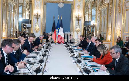 Il presidente francese Emmanuel Macron e il cancelliere tedesco OLAF Scholz, accompagnati da Christian Lindner, Pierre Andre Imbert, Jean Philippe Rolland, Francois Delattre, Bruno le Maire, Agnes Pannier Runacher, Alexis Kohler, partecipa a una sessione di lavoro nell'ambito della celebrazione del 60th° anniversario della firma del Trattato Elysee, a Parigi, in Francia, il 22 gennaio 2023. Foto di Jacques Witt/Pool/ABACAPRESS.COM Foto Stock