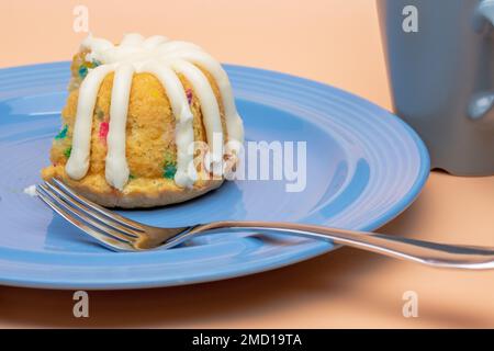Torta di conetti su piatto blu Foto Stock