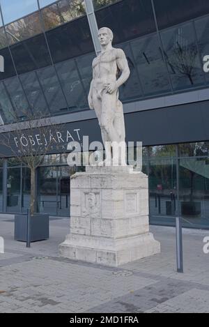 Statua omaggio a Ferenc Springer, fondatore della squadra di calcio Ferencváros TC, al Groupama Aréna / Ferencváros Stadion, Budapest, Ungheria Foto Stock