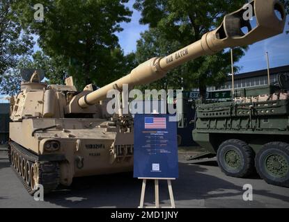 Bravo Battery, 3-29 Field Artillery Regiment, 3rd Armored Brigade Combat Team, 4th Infantry Division visualizza “Bad Batch”, un semovente M109 Paladin all’Eurosatory 2022, 14 giugno a Parigi, Francia. Eurosatory è la più grande fiera internazionale per la sicurezza e la difesa del territorio: L'evento del 2022 ha visto oltre 1.800 espositori provenienti da oltre 150 paesi e ha accolto più di 57.000 partecipanti. 4ID,Bad Batch,EUROSATORY,Artiglieria da campo,Howitzer,StrongerTogether,paladina Foto Stock