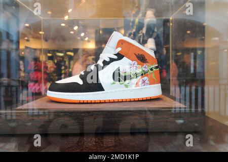 Honolulu, HI - 9 gennaio 2023: Air Jordan 1 Mid se in mostra al Centro commerciale Hawaii Ala moana, fiore di ciliegio sakura ricamato in primavera Foto Stock