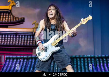 Steve Harris di Iron Maiden che suona dal vivo sul palco Foto Stock