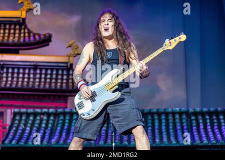 Steve Harris di Iron Maiden che suona dal vivo sul palco Foto Stock