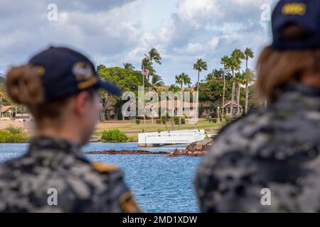 PEARL HARBOR (11 luglio 2022) il personale della Royal Australian Navy Lieutenant Sharni Hill e Chief Petty Officer della polizia navale coxswain Deborah Schluter della Royal Australian Navy Auxiliary Oiler Replishment ship HMAS Supply (A 195) Osserva come HMAS Supply parte da Ford Island per partecipare alla fase marittima di Rim of the Pacific (RIMPAC) 2022. Ventisei nazioni, 38 navi, quattro sottomarini, più di 170 aerei e 25.000 personale partecipano al RIMPAC dal giugno 29 al 4 agosto nelle isole hawaiane e nella California meridionale. Il più grande esercizio marittimo internazionale del mondo, RIMP Foto Stock