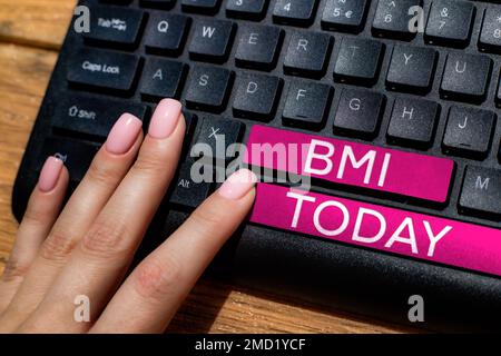 Scrittura testo BMI. Parola scritta sul metodo di stima dei livelli di grasso corporeo in base al peso e all'altezza Foto Stock