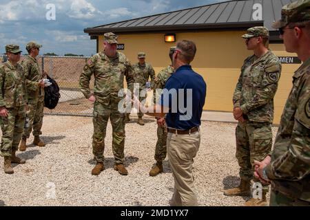 STATI UNITI James A. Kievit, comandante del Defense Language Institute Foreign Language Center, riceve un breve mandato dai membri del Battaglione di intelligence militare del 344th presso la Forward Operating base Sentinel, Goodfellow Air Force base, Texas, 12 luglio 2022. La BN, che si TROVA A 344th MIGLIA, forma soldati per essere intelligence e cyber-professionisti che operano in tutto il mondo. Foto Stock