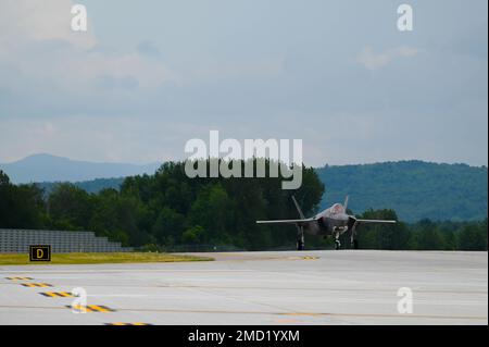 NEGLI STATI UNITI Air Force F-35A Lightning II assegnato al 60th Fighter Squadron, 33rd Fighter Wing, Eglin Air Force base, Florida, atterra alla Burlington Air National Guard base, Vermont, 12 luglio 2022. Il 33rd FW utilizza lo spazio aereo del Vermont ANG per continuare le operazioni di volo efficaci durante il pericoloso clima estivo in Florida. Foto Stock