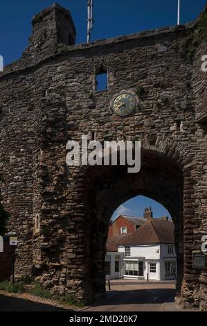 Il Landgate, costruito intorno al 1340 d.C., è l'unico sopravvissuto delle quattro porte medievali che un tempo controllavano l'accesso a Rye nel Sussex orientale, Inghilterra, Regno Unito. Questa vista, da East Cliff, mostra la faccia interna dell'arco. Sul suo lato esterno o nord-ovest, le scanalature che una volta hanno tenuto un portcullis sono fiancheggiate da due torri rotonde. Foto Stock