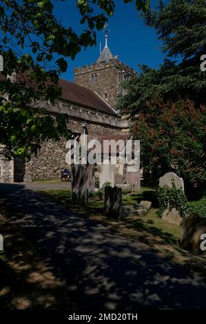 Un tranquillo pomeriggio primaverile a Rye, nel Sussex orientale, Inghilterra, nel Regno Unito, contrasta con la turbolenta storia della sua chiesa parrocchiale di Santa Maria. Fu incendiata e saccheggiata dalle sue campane dai predatori francesi nel 1377 e divenne una scena di crimine di capitale nel 1742, quando un macellaio assassinato uccise per errore l'uomo sbagliato. Si dice che l'assassino e la sua infesta vittima tormentino ancora il cimitero. Foto Stock