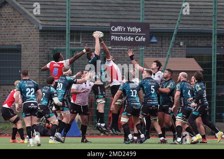 Ystrad Mynach, Regno Unito. 22nd Jan, 2023. Una vista generale del gioco. European Challenge Cup rugby, pool B match, Dragons contro Emirates Lions al CCBC Centre for Sporting Excellence di Ystrad Mynach, Galles, domenica 22nd gennaio 2023. pic di Andrew Orchard/Andrew Orchard sports photography/Alamy Live news Credit: Andrew Orchard sports photography/Alamy Live News Foto Stock