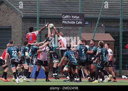 Ystrad Mynach, Regno Unito. 22nd Jan, 2023. Una vista generale del gioco. European Challenge Cup rugby, pool B match, Dragons contro Emirates Lions al CCBC Centre for Sporting Excellence di Ystrad Mynach, Galles, domenica 22nd gennaio 2023. pic di Andrew Orchard/Andrew Orchard sports photography/Alamy Live news Credit: Andrew Orchard sports photography/Alamy Live News Foto Stock