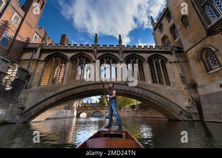 Cambridge Student Punting Under the Bridge of Sosphs on the River Cam, St Johns College Cambridge, Cambridge University, Cambridge, Inghilterra, Regno Unito Foto Stock