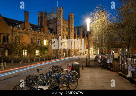 Piste ciclabili che attraversano il Great Gate al St Johns College Cambridge di notte, St John's Street Cambridge, Cambridgeshire, Inghilterra, Regno Unito Foto Stock