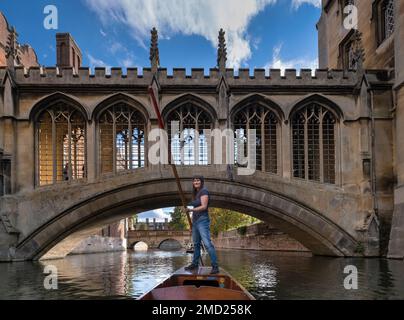 Cambridge Student Punting Under the Bridge of Sosphs on the River Cam, St Johns College Cambridge, Cambridge University, Cambridge, Inghilterra, Regno Unito Foto Stock
