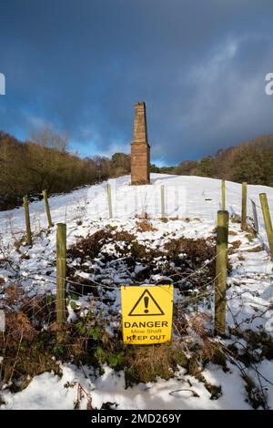 Il camino e la miniera in disuso di Bickerton Coppermine in inverno, Gallantry Bank, Bickerton, Cheshire, Inghilterra, REGNO UNITO Foto Stock