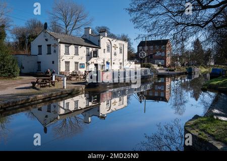 The Shroppie Fly Inn on the Shropshire Union Canal, Audlem, Cheshire, Inghilterra, Regno Unito Foto Stock