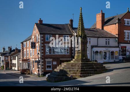 Malpas Cross e The Crown Inn, Malpas, Cheshire, Inghilterra, Regno Unito Foto Stock