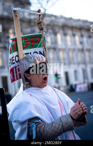 Un protestante con un cappio esprime la sua opinione, "Stop Execution in Iran" durante la "sostenere la rivoluzione iraniana!" Protesta. I manifestanti si sono radunati a Londra a sostegno delle donne iraniane, mentre lottano per la loro libertà. Dopo la morte di una donna di 22 anni in Iran, Mahsa Amini, per mano della "polizia della moralità” per non aver coperto i capelli in modo adeguato, le donne iraniane sono scese in strada per chiedere la loro libertà. Le donne in Iran sono costrette a rispettare le leggi obbligatorie sui veli e possono affrontare la detenzione, le molestie e la tortura per non aver rispettato adeguatamente il codice di abbigliamento. Foto Stock