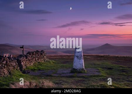 Crescent Moon Above Shining Tor Trig Point al crepuscolo, Peak District National Park, Cheshire and Derbyshire Border, Inghilterra, Regno Unito Foto Stock