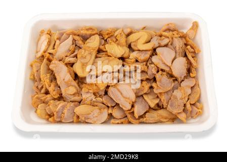 Carne di pollo tagliata kebab in vassoio di plastica per la vendita al supermercato, isolato su bianco con percorso di taglio incluso Foto Stock