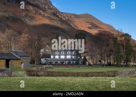 Il Borrowdale Gates Hotel è supportato dalle Derwent Fells, Borrowdale, Lake District National Park, Cumbria, Inghilterra, Regno Unito Foto Stock