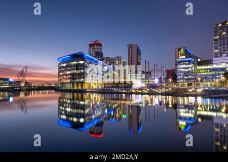 MediaCityUK si riflette in North Bay di notte, Salford Quays, Salford, Manchester, Inghilterra, REGNO UNITO Foto Stock