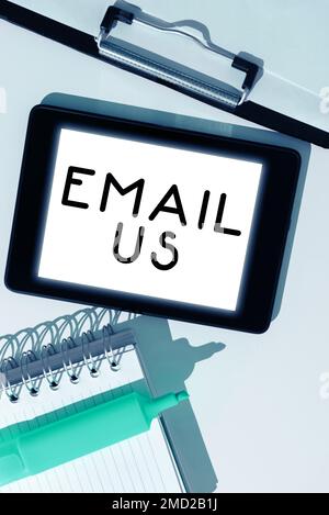 Segno che mostra ci invia un'e-mail. Parola scritta sull'invio di un messaggio commerciale a un gruppo di persone che utilizzano la posta Foto Stock