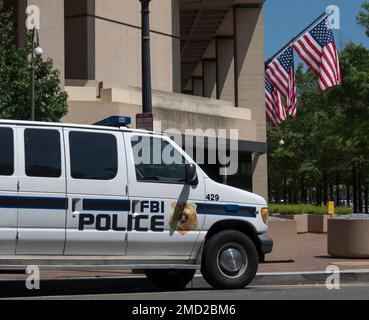 FBI veicolo di polizia al di fuori dell'J Edgar Hoover L'edificio del FBI, Pennsylvania Avenue a Washington DC, Stati Uniti d'America Foto Stock