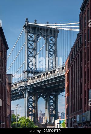 Empire State Building incorniciato dal Manhattan Bridge, DUMBO, New York, USA Foto Stock