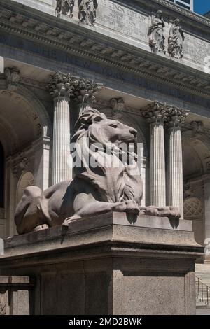 Ingresso alla Biblioteca Pubblica di New York, Manhattan, New York, Stati Uniti d'America Foto Stock