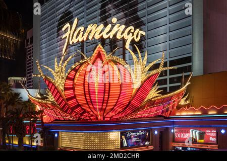Insegna illuminata all'esterno del Flamingo Hotel di notte, Las Vegas, Nevada, USA Foto Stock
