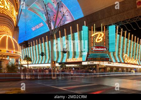 Binions Gambling Hall & Hotel e The Fremont Experience di notte, Fremont Street, Las Vegas, Nevada, USA Foto Stock