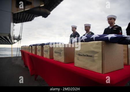 I resti cremati degli ex membri del servizio e dei membri della famiglia sono in scena in preparazione per l'internamento sull'ascensore aereo della USS Gerald Ford (CVN 78), 12 luglio 2022. I resti di 30 membri del servizio e della famiglia sono stati impegnati per il mare. Ford è in corso nell'Oceano Atlantico che conduce un'operazione indipendente di cottura a vapore. Foto Stock