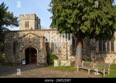 L'esterno e l'entrata della chiesa di St Mary-at-Finchley, Londra del nord Regno Unito, con una torre del 15th° secolo Foto Stock