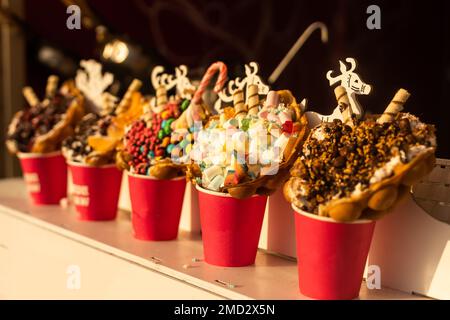 Pani di zenzero, caramelle e noci esposti su un mercato di Natale Foto Stock