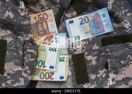 passaporti, denaro, uniforme militare texture di camouflage pixellato. Foto Stock