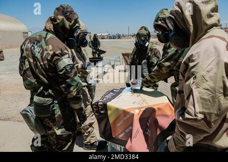 Gestione delle emergenze Airmen assegnati al 107th ingegnere civile Squadron, 107th Attack Wing, New York Air National Guard, Niagara Falls Air Reserve Station, N.Y., insieme ad altri Airmen provenienti da tutto il paese treno in chimica, biologica, radiologica, E le operazioni di difesa nucleare (CBRN) sulla base della riserva aerea di March, Moreno Valley California, 12 luglio 2022. I membri del CES stanno svolgendo la formazione Silver Flag, una classe di qualificazione triennale che li prepara per le operazioni CBRN in un ambiente distribuito. Air National Guard foto di Senior Airman Daniel Meade Foto Stock